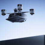 Drone Mova Pilot 70 transportant un robot aspirateur entre deux étages au CES 2026