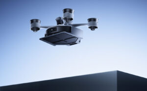 Drone Mova Pilot 70 transportant un robot aspirateur entre deux étages au CES 2026