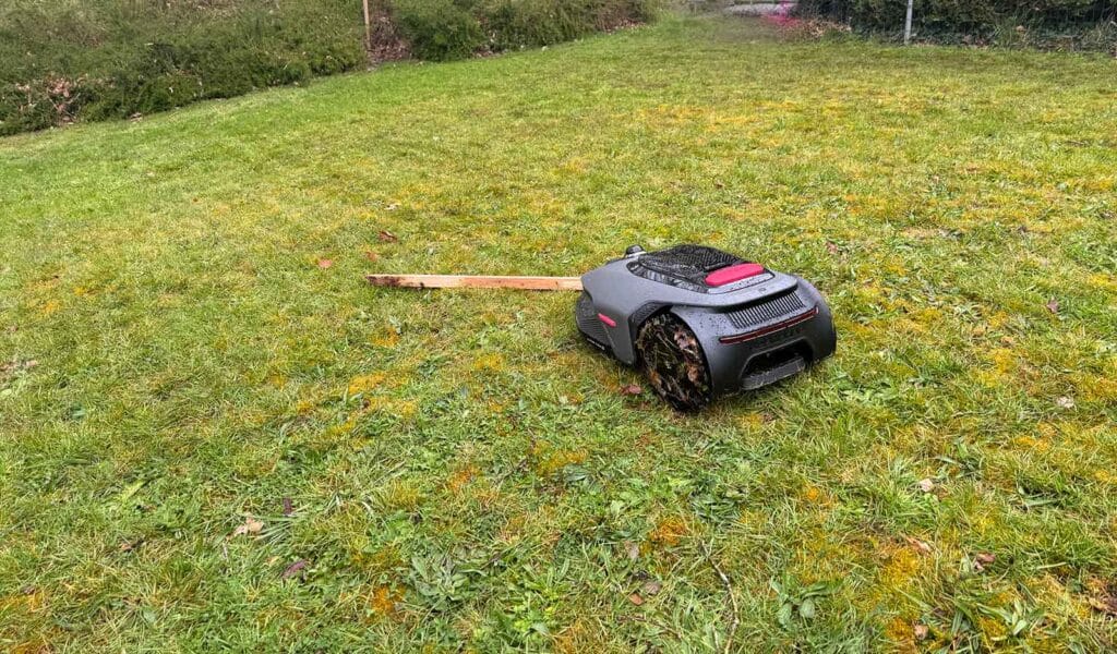 Le robot tondeuse Mova LiDAX Ultra 1200 face à un obstacle © Labo Maison