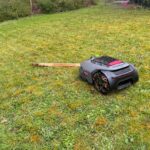 Le robot tondeuse Mova LiDAX Ultra 1200 face à un obstacle © Labo Maison