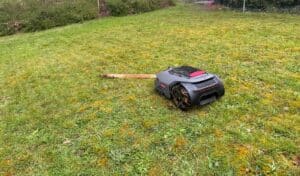 Le robot tondeuse Mova LiDAX Ultra 1200 face à un obstacle © Labo Maison
