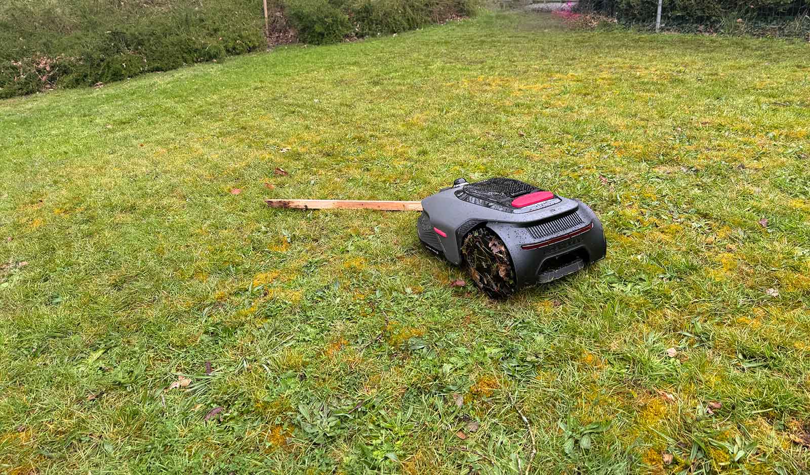 Le robot tondeuse Mova LiDAX Ultra 1200 face à un obstacle © Labo Maison