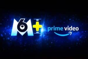 Illustration montrant l’intégration de la plateforme M6+ dans le service de streaming Prime Video d’Amazon, sur fond sombre.