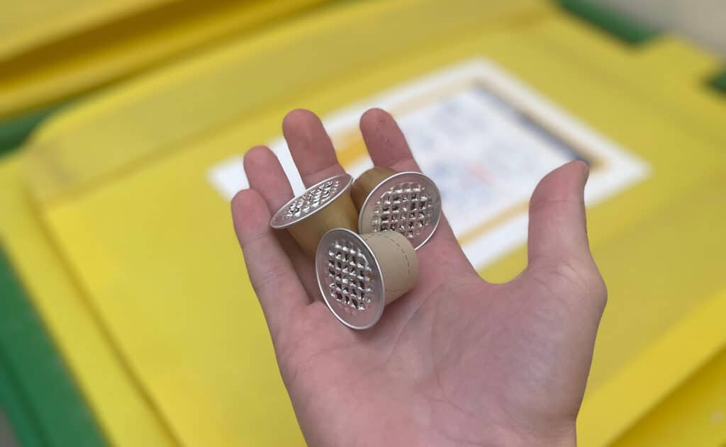 Recyclage de capsules de café dans le bac jaune © ARCA