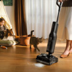 Roborock F25 ACE Pro projetant une mousse JetFoaming ultra-dense pour dissoudre les taches tenaces sur le sol