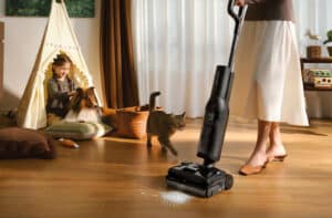 Roborock F25 ACE Pro projetant une mousse JetFoaming ultra-dense pour dissoudre les taches tenaces sur le sol