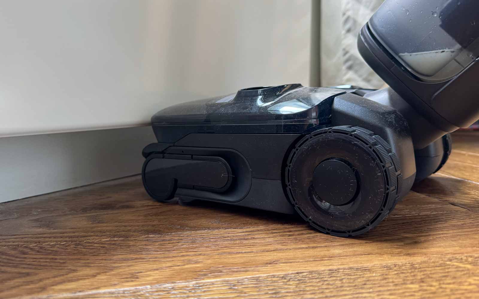 épaisseur tête lavage Roborock F25 Ace Pro passage sous meubles