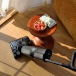 Aspirateur-laveur Roborock F25 ACE Pro en train de nettoyer et laver le sol sous les meubles