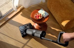 Aspirateur-laveur Roborock F25 ACE Pro en train de nettoyer et laver le sol sous les meubles