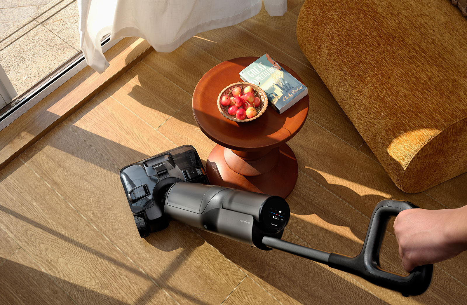 Aspirateur-laveur Roborock F25 ACE Pro en train de nettoyer et laver le sol sous les meubles