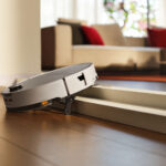 Robot aspirateur Roborock Saros 20 Sonic franchissant des marches grâce à son châssis AdaptiLift 3.0