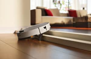Robot aspirateur Roborock Saros 20 Sonic franchissant des marches grâce à son châssis AdaptiLift 3.0