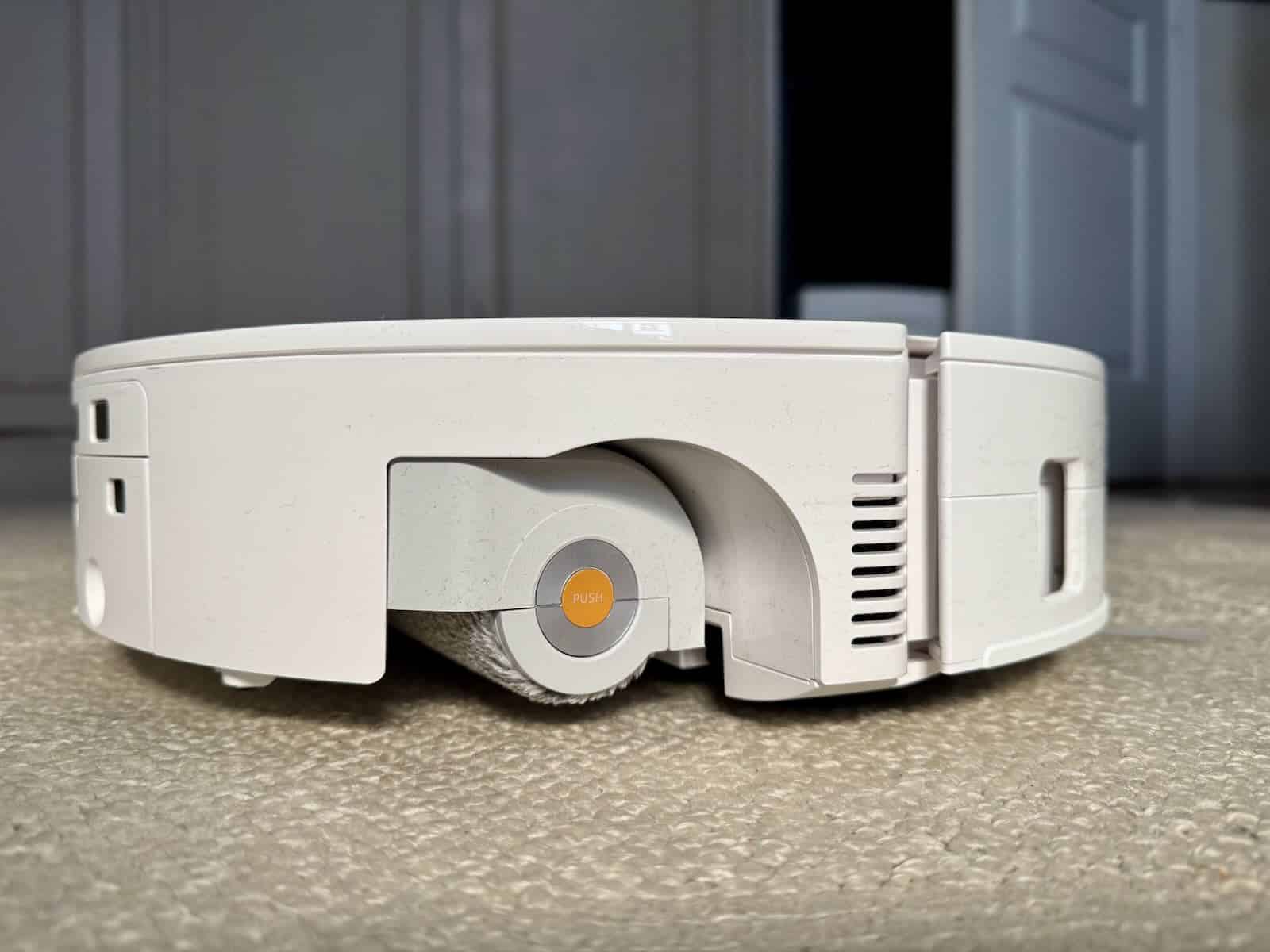 Le rouleau autonettoyant du Roborock Qrevo Curv 2 Flow © Labo Maison
