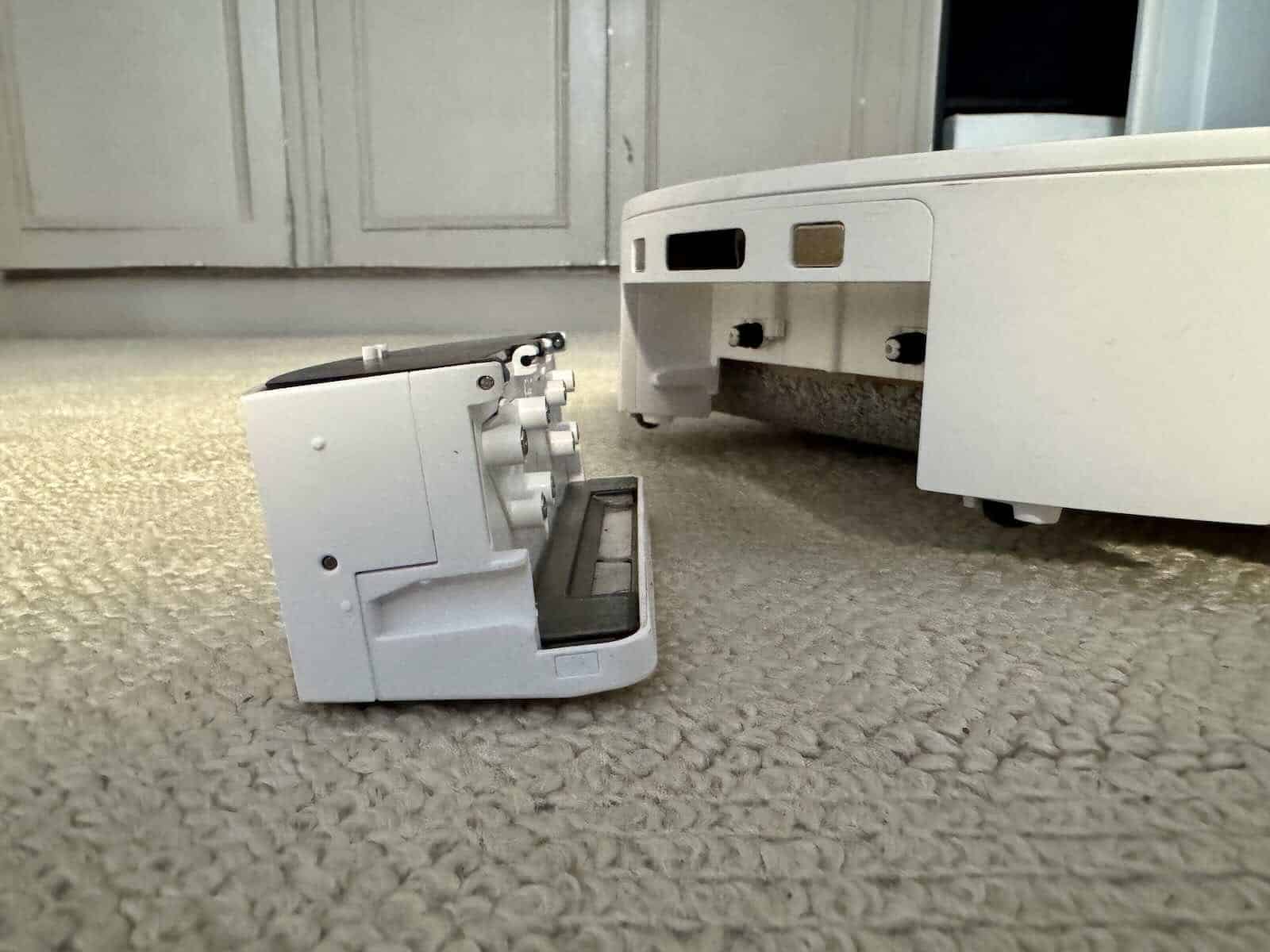 Le réservoir d'eau sale amovible du Roborock Qrevo Curv 2 Flow © Labo Maison
