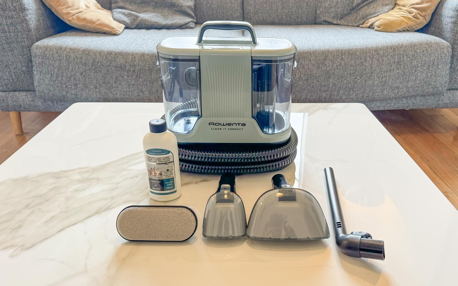 Rowenta Clean It Compact avec ses accessoires de nettoyage