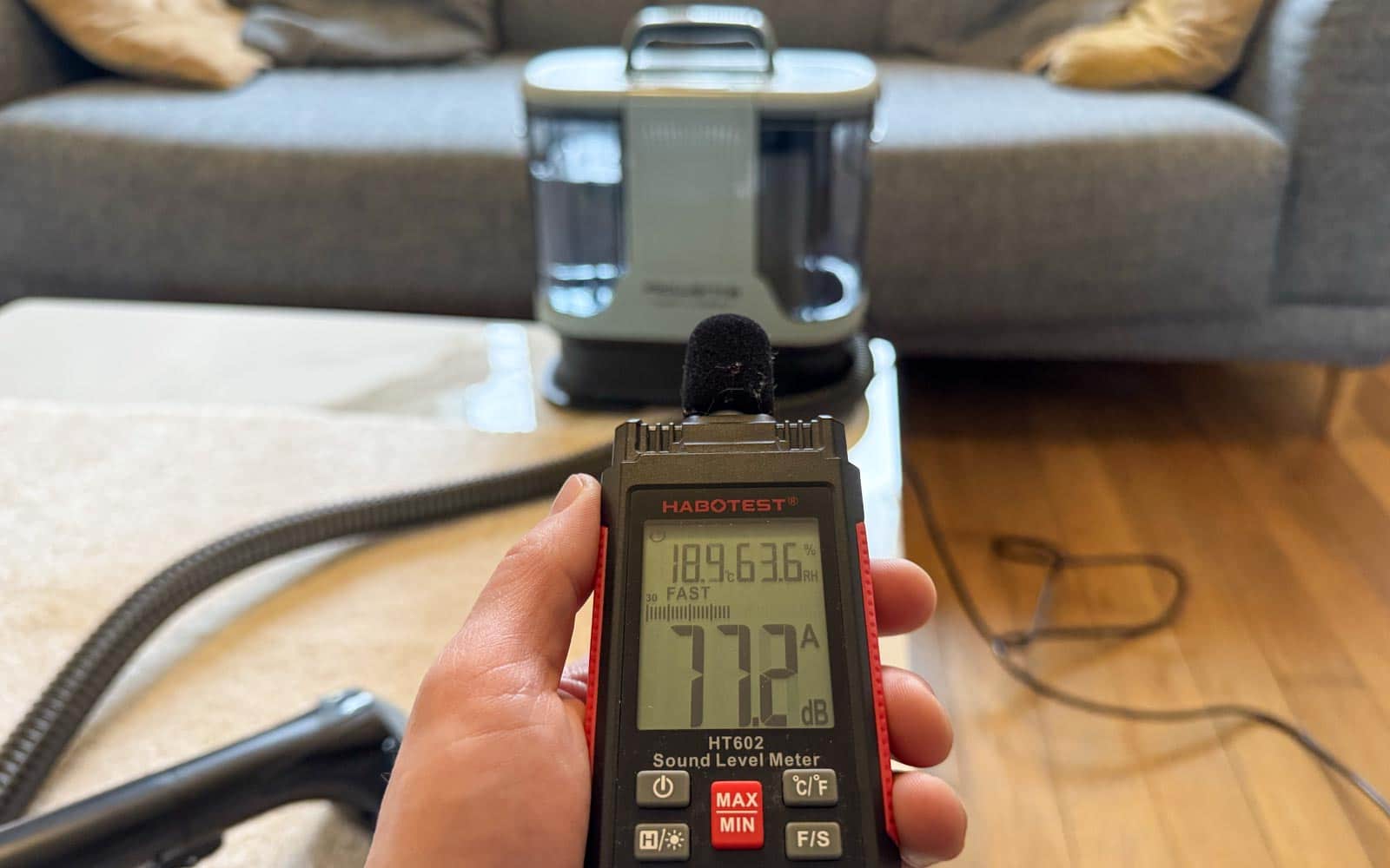 Mesure du niveau sonore du Rowenta Clean It Compact à 77,2 dB(A)
