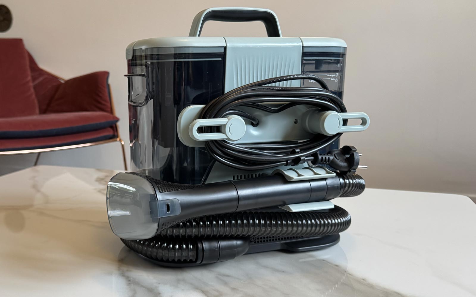 Rangement du câble et du tuyau sur le Rowenta Clean It Compact