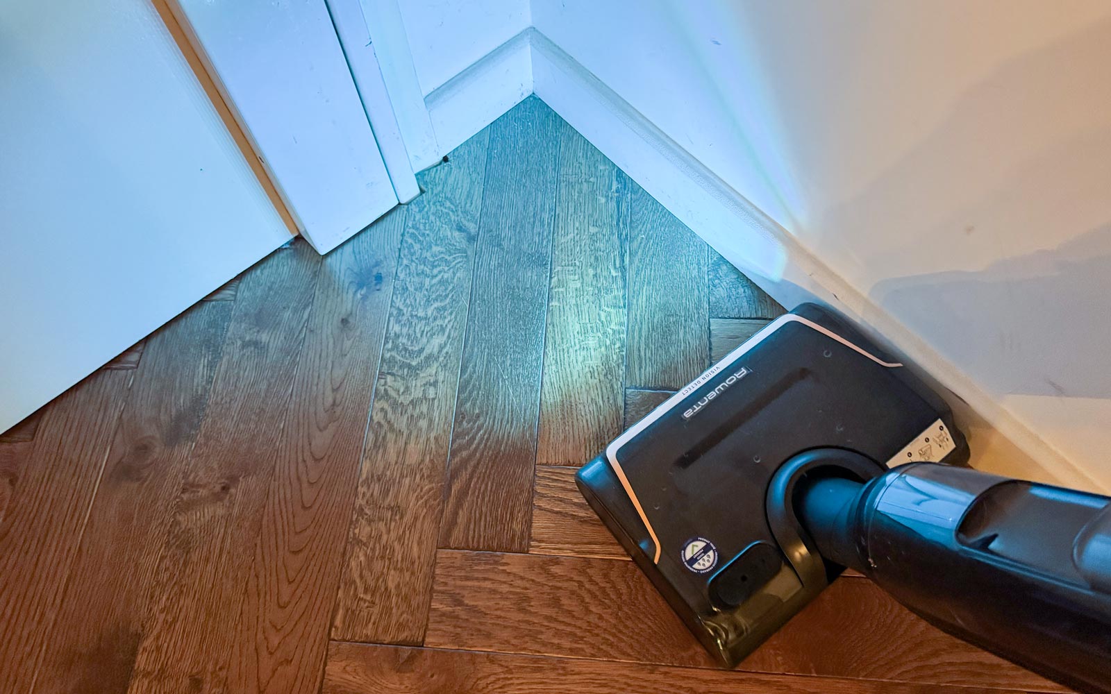 Éclairage LED du Rowenta X-Clean 7 révélant poussières et saletés sur le sol