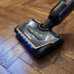 Rowenta X-Clean 7 en train de laver un parquet avec son rouleau de lavage motorisé