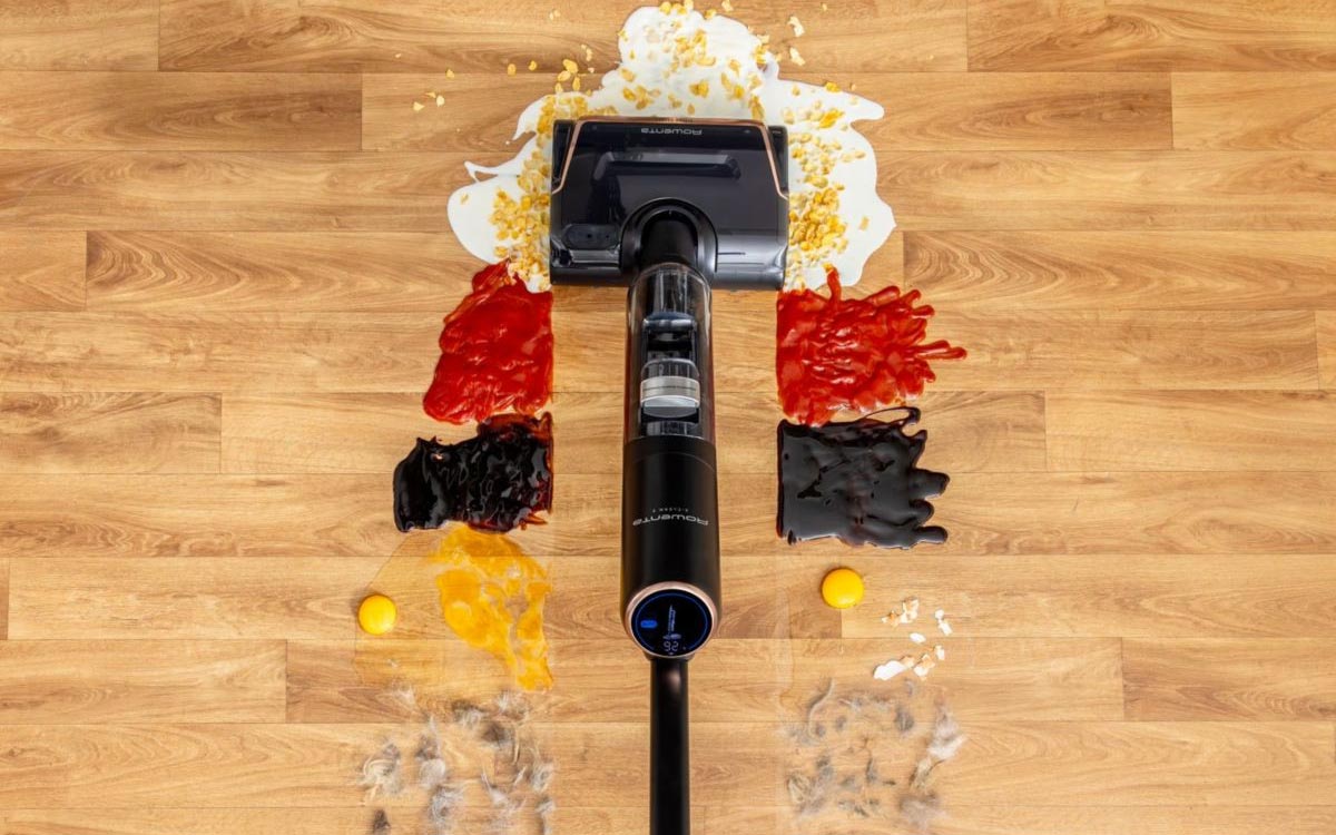 Le Rowenta X-Clean 7 nettoyant des taches sur du parquet.