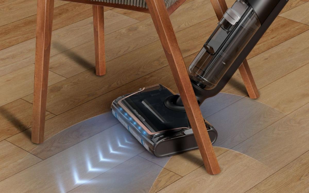 Aspirateur laveur Rowenta X-Clean 7 incliné à plat à 180 degrés sous un meuble bas.