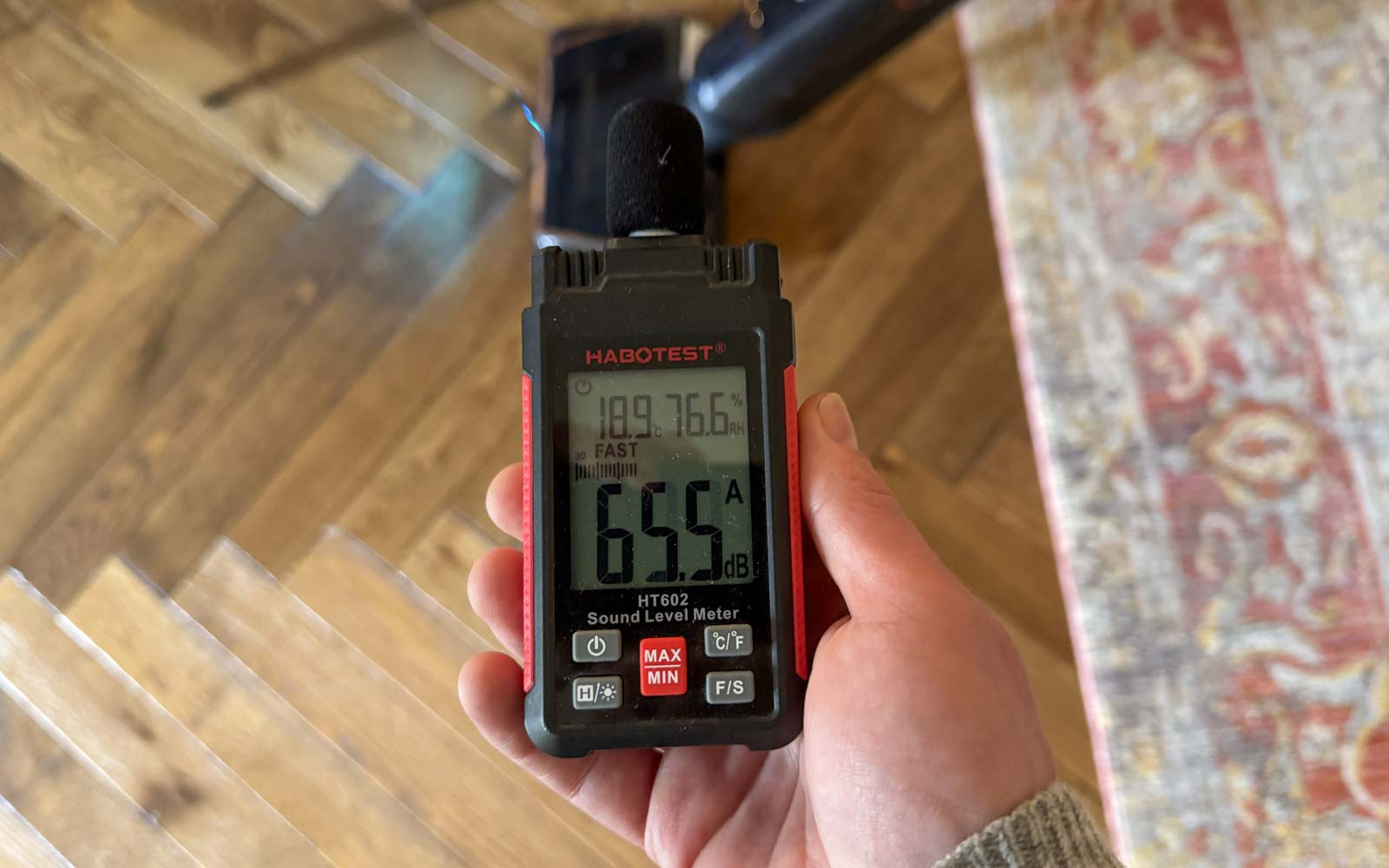 Mesure du niveau sonore du Rowenta X-Clean 7 avec un sonomètre lors des tests en laboratoire