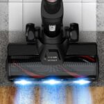 Éclairage LED bleu sur la brosse Neo de Rowenta pour détecter la poussière au sol.