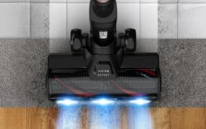 Éclairage LED bleu sur la brosse Neo de Rowenta pour détecter la poussière au sol.