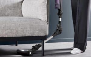 Aspirateur balai Rowenta X-Force Flex 9.60 avec tube pliable pour aspirer facilement sous les meubles bas