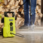 Nettoyeur haute pression Ryobi RY100PWA 100 bars en utilisation pour nettoyer une terrasse