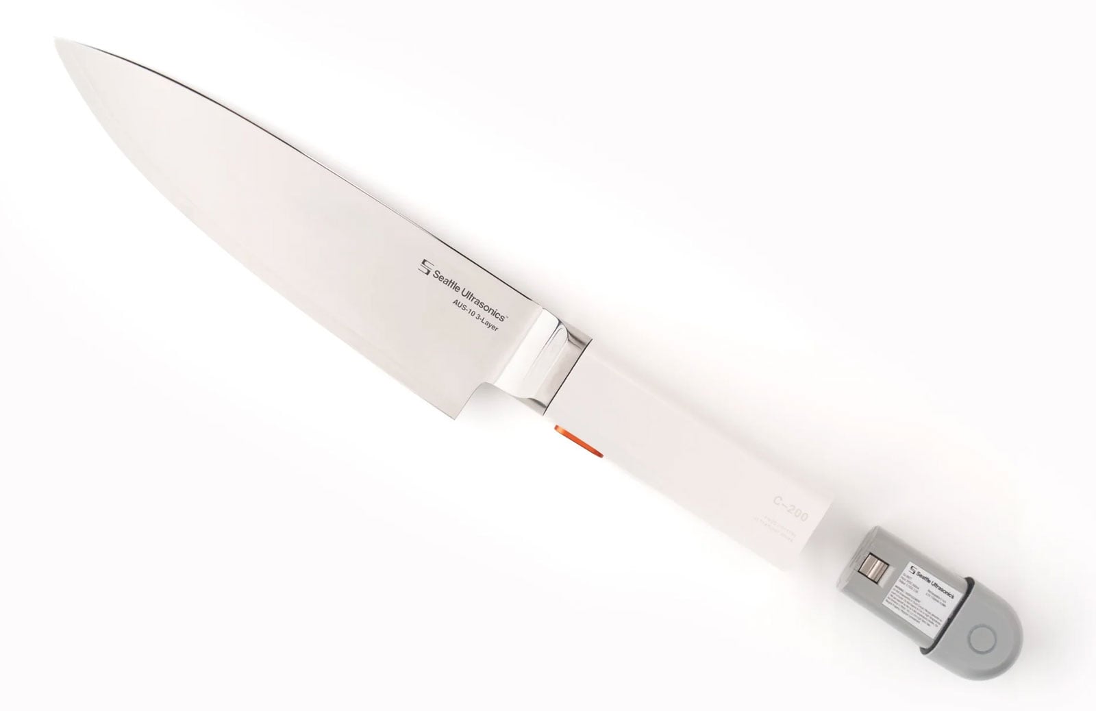 Couteau de chef ultrasonique C-200 avec batterie amovible en cours de recharge via câble USB-C.
