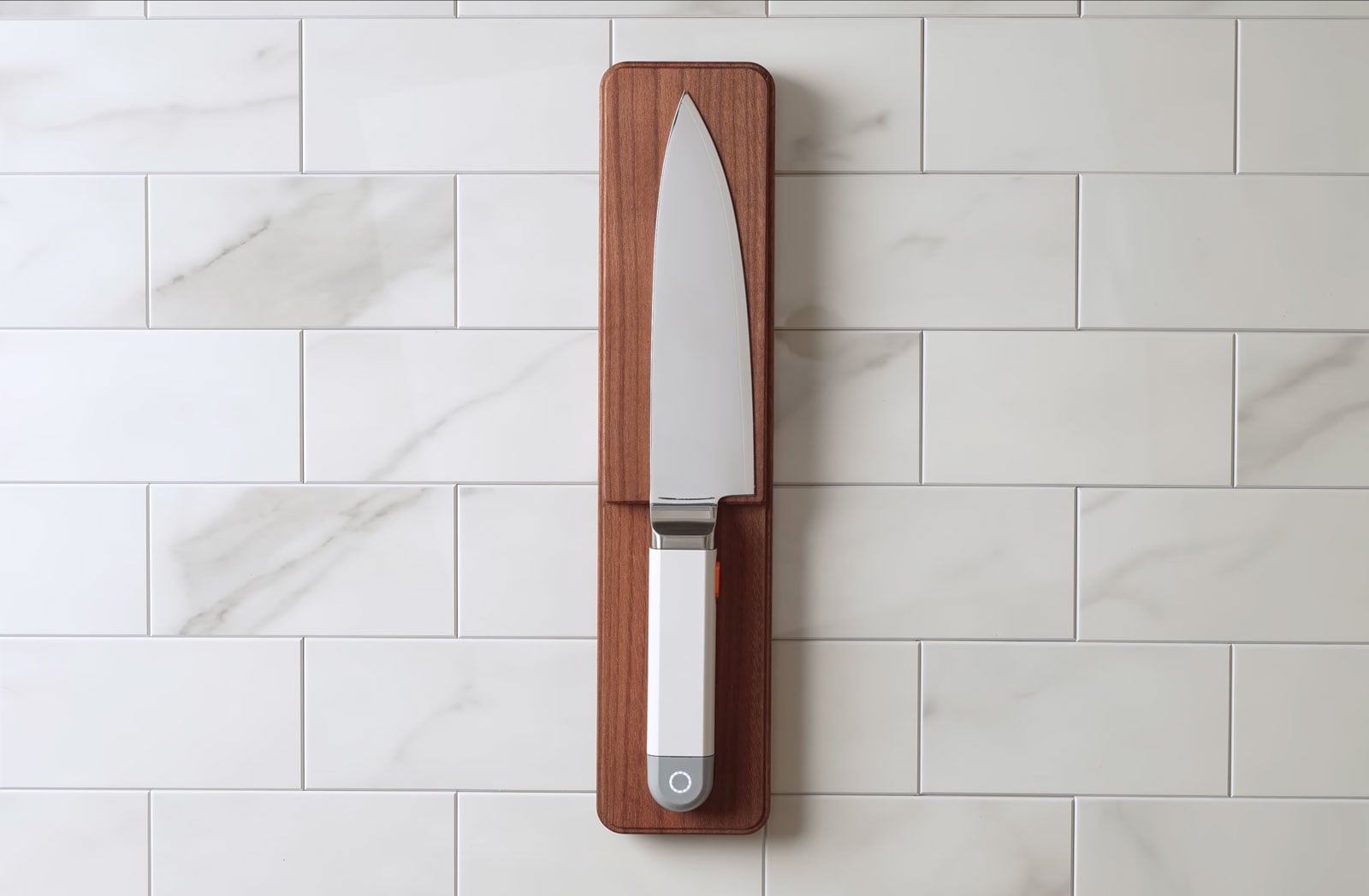 Couteau ultrasonique C-200 posé sur son support de charge sans fil sur le plan de travail de la cuisine.
