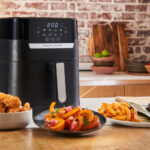 Moulinex Easy Fry & Grill 2‑en‑1 en promo à 59,99 €, avec panier de frites et plaque gril visibles sur un plan de travail