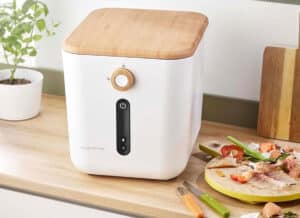 Composteur de cuisine Riviera&Bar Minska MTD510 en promotion pendant les soldes, réducteur de biodéchets compact posé sur un plan de travail.