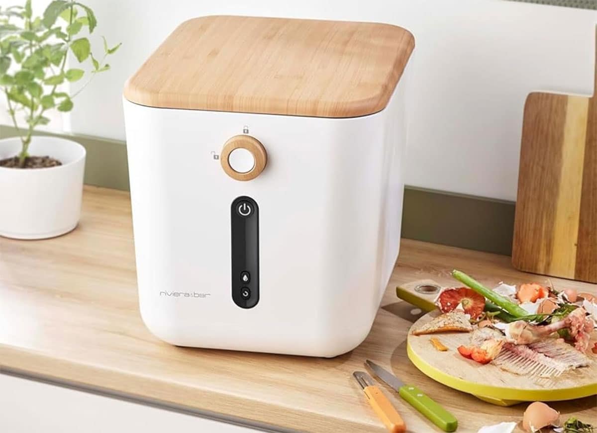 Composteur de cuisine Riviera&Bar Minska MTD510 en promotion pendant les soldes, réducteur de biodéchets compact posé sur un plan de travail.