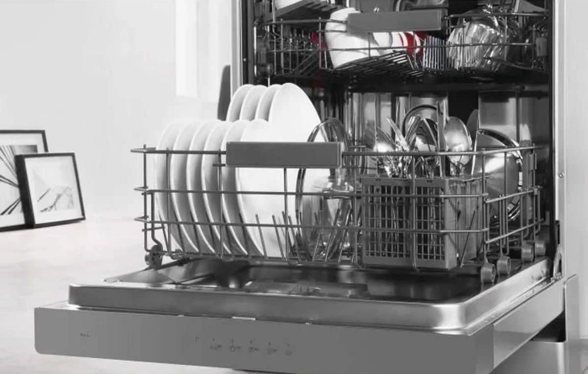 Intérieur du lave-vaisselle Whirlpool OWFC3C26X montrant sa capacité de 14 couverts