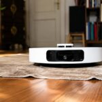 Aspirateur robot en train de nettoyer un tapis