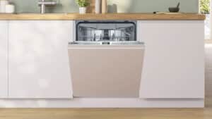 Lave-vaisselle Bosch SMV4HVX14E dans une cuisine familiale moderne avec vaisselle propre prête à ranger.