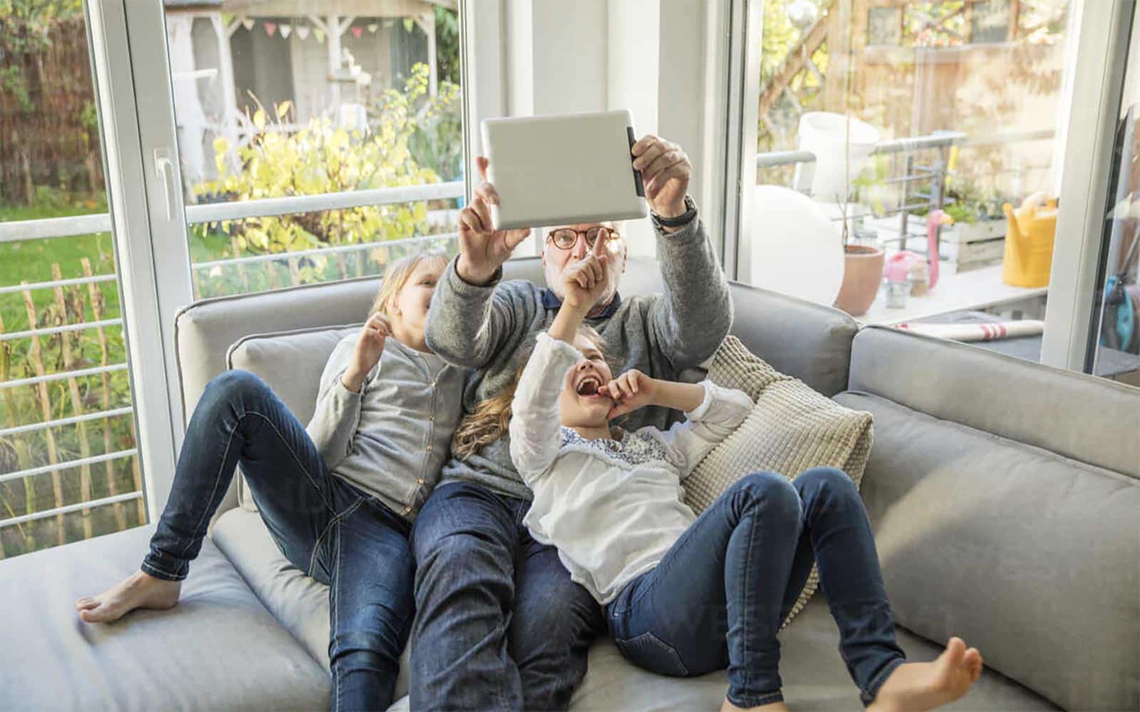 Famille s'amusant sur un canapé.