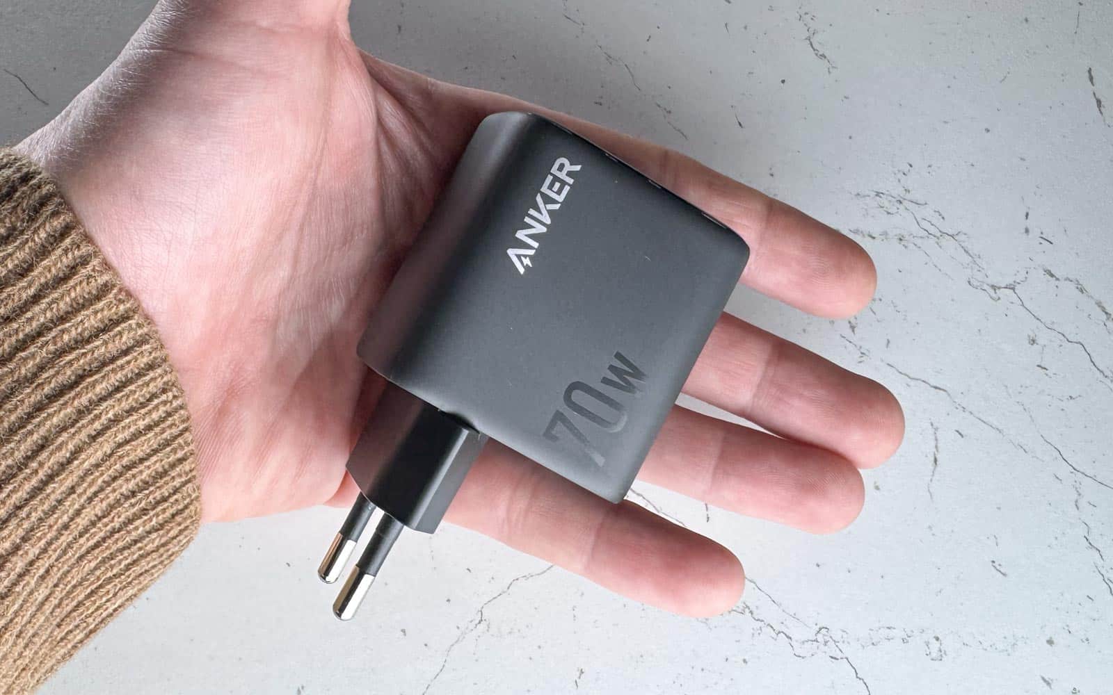 Dimensions et poids du chargeur Anker Zolo 70W compact : 4,8 × 4,9 × 3 cm et 127 g