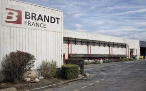 Logos des marques Brandt, Sauter, Vedette et De Dietrich barrés par un bandeau “Liquidation judiciaire”