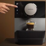 Interface tactile Cecotec Cremmaet Cube avec touches expresso lungo et eau chaude