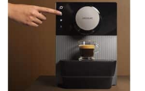 Interface tactile Cecotec Cremmaet Cube avec touches expresso lungo et eau chaude