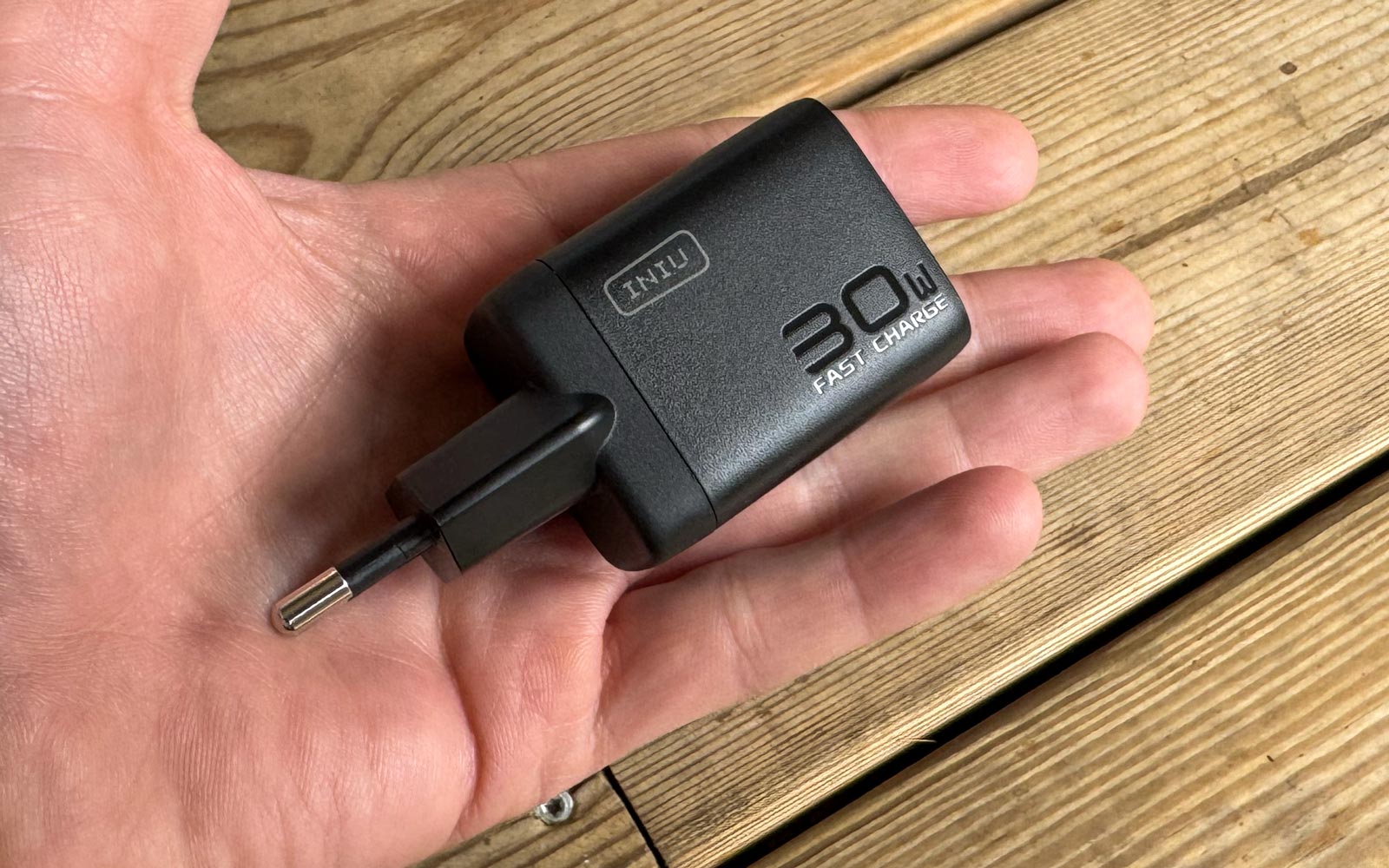 Chargeur INIU 30W compact affichant ses dimensions 4,8 x 3,5 x 2,6 cm et son poids de 68 g