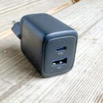 Chargeur INIU 30W en test sur banc de mesure avec câbles USB-C et USB-A