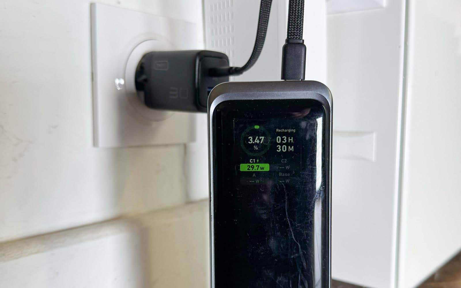 Mesure de puissance en USB-C montrant 30W délivrés par le chargeur INIU 30W