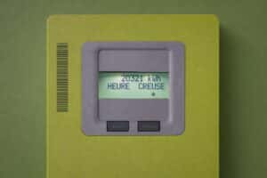 Gros plan sur un compteur électrique Linky communicant installé dans un foyer français