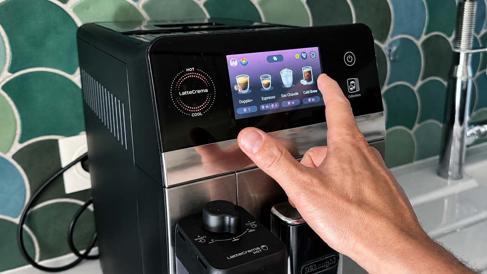 Écran tactile de la DeLonghi Eletta Ultra affichant les recettes disponibles