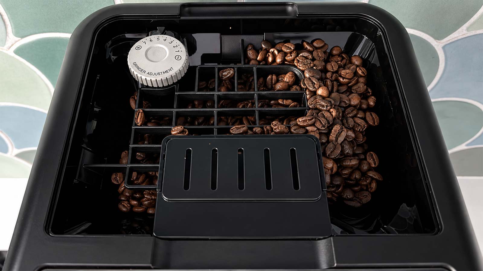 Réservoir à grains de la DeLonghi Eletta Ultra avec molette de réglage de la mouture