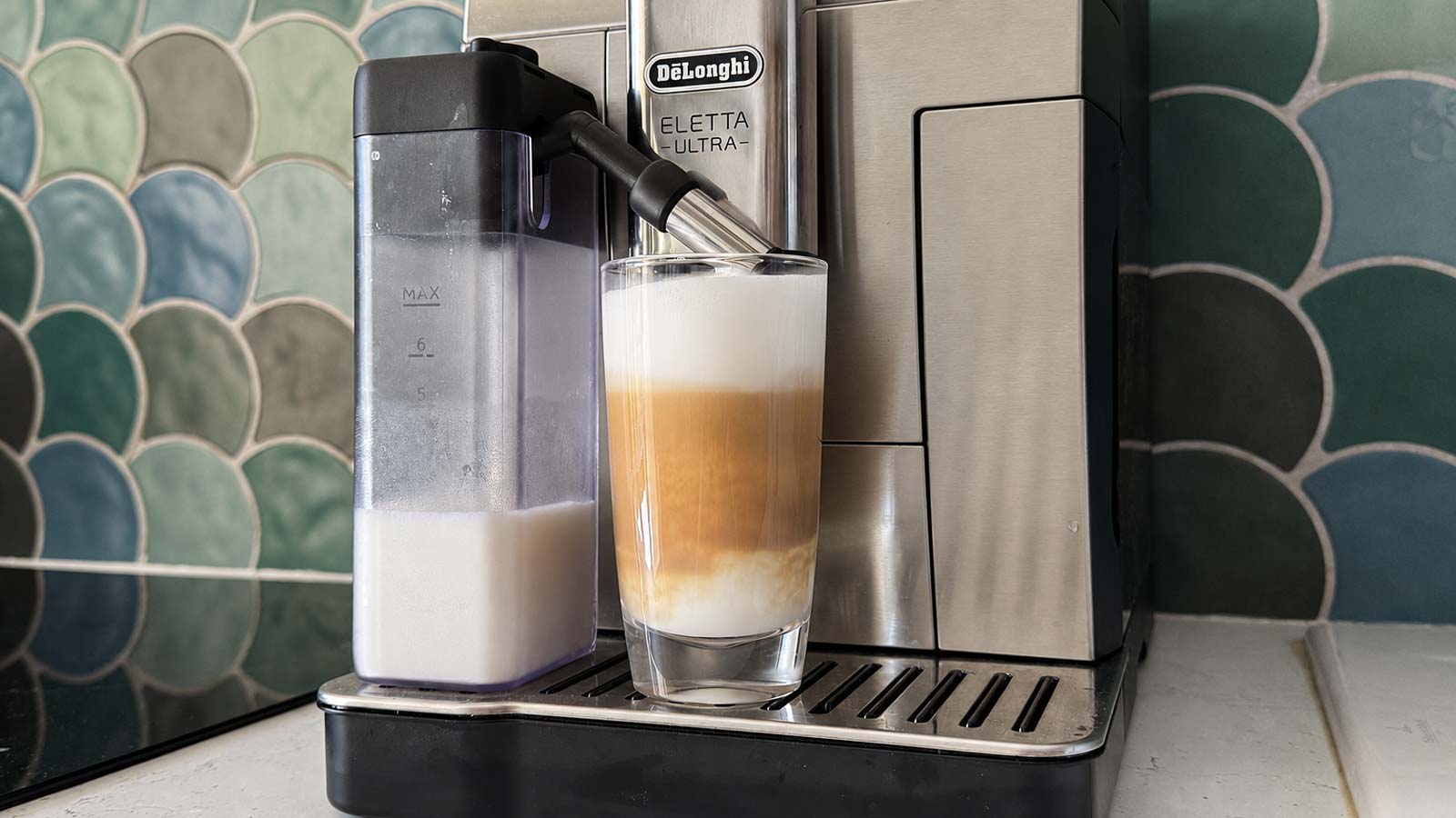 Préparation d’une boisson lactée avec la DeLonghi Eletta Ultra